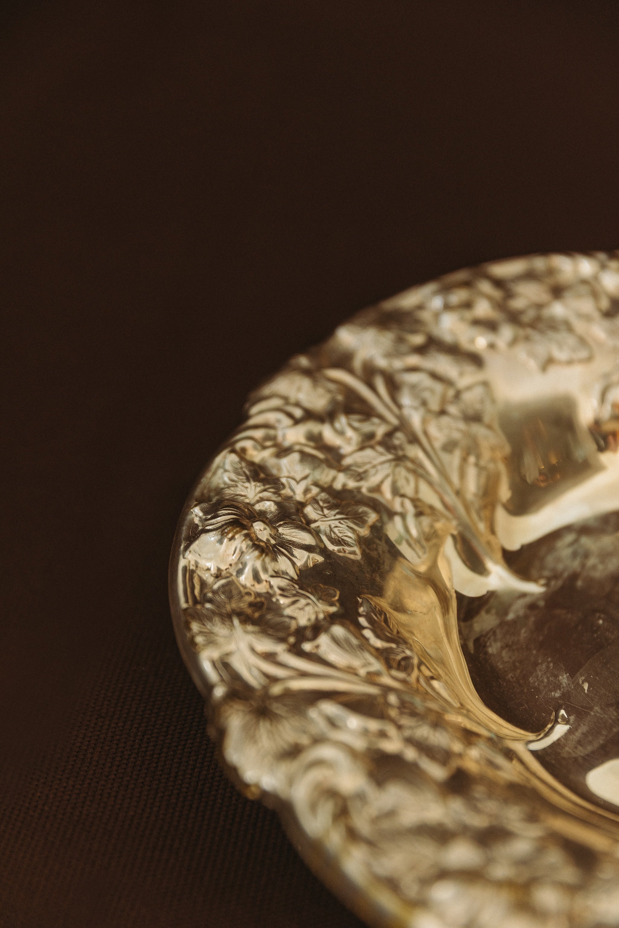 Plat métal motif floral, XXe siècle