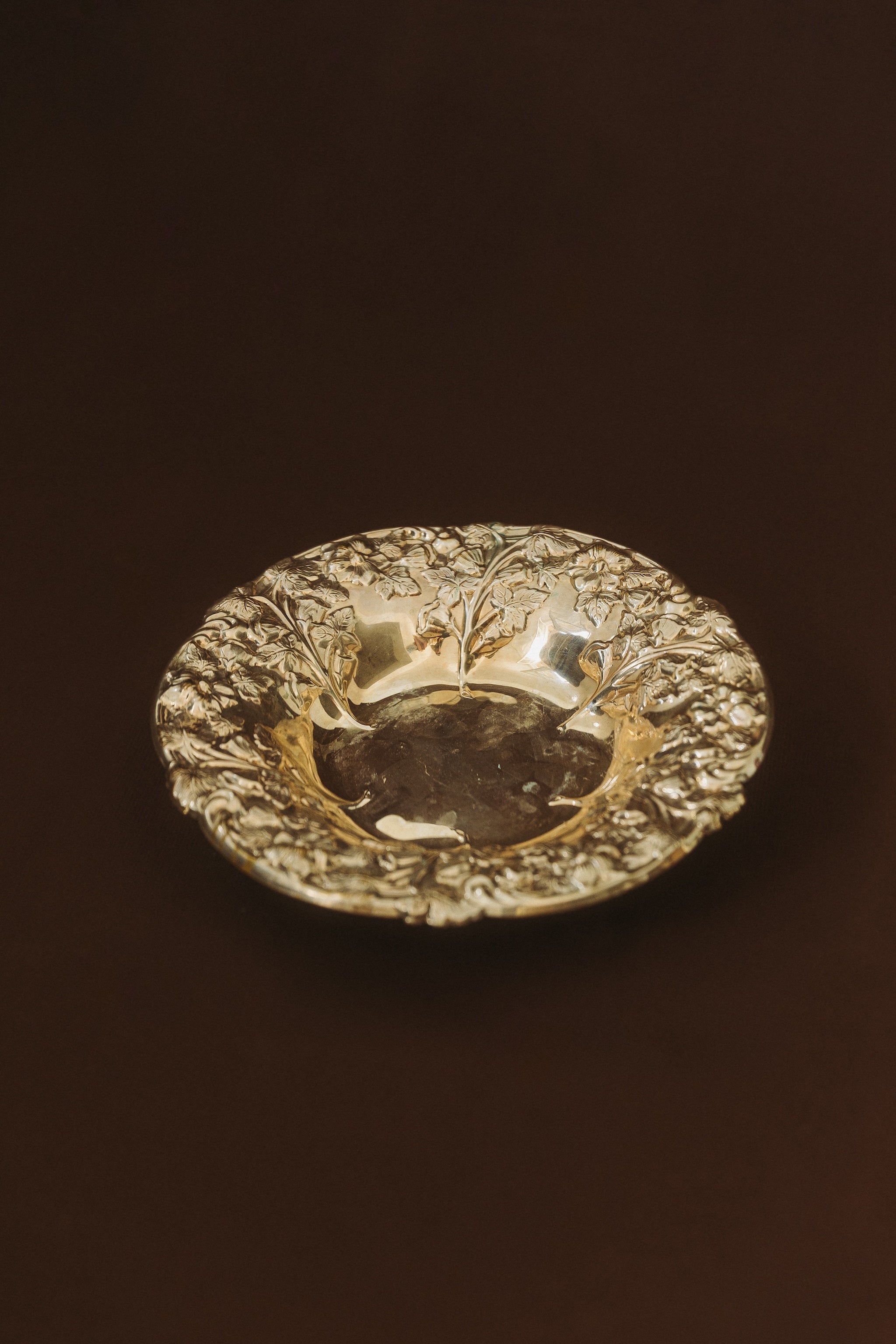 Plat métal motif floral, XXe siècle