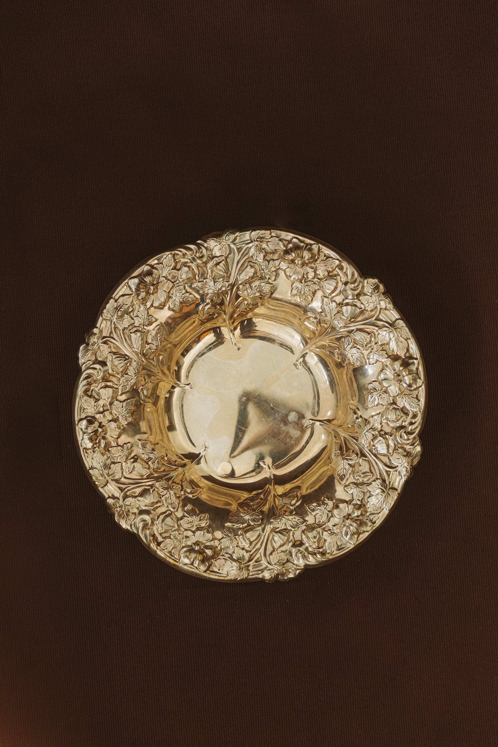 Plat métal motif floral, XXe siècle