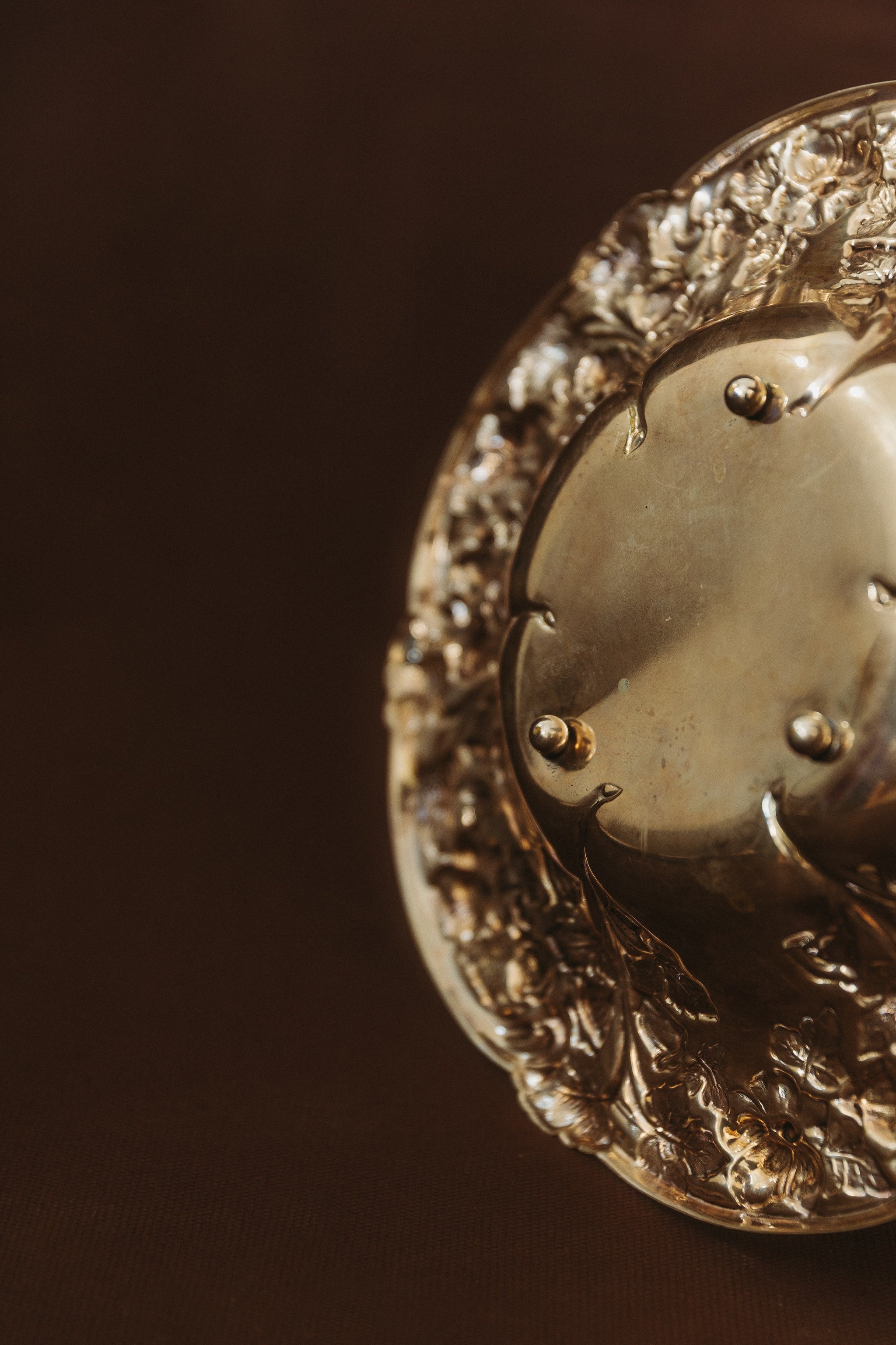 Plat métal motif floral, XXe siècle