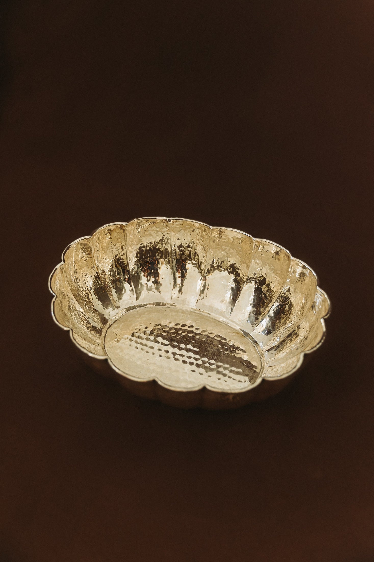 Grand plat ovale argent martelé, 1950