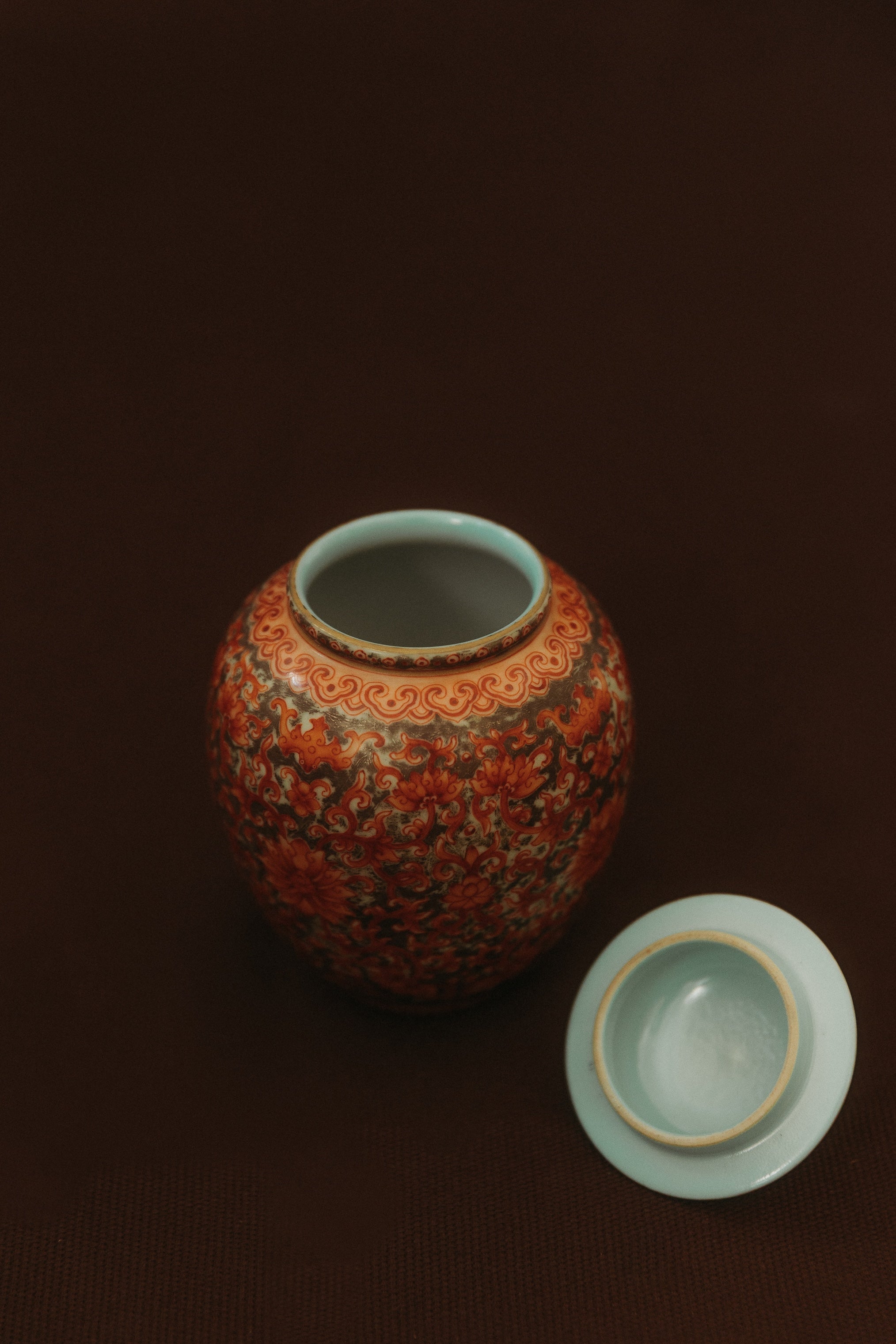 Vase couvert en porcelaine chinoise à décor de pivoines, 1930