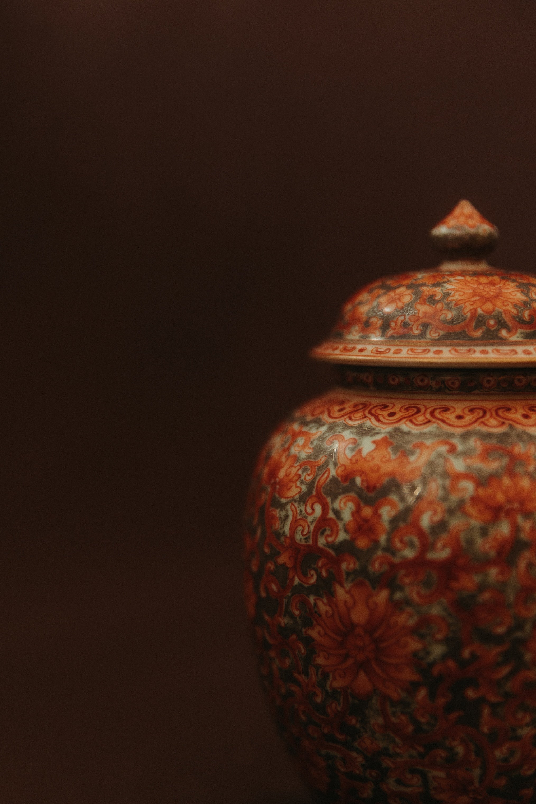 Vase couvert en porcelaine chinoise à décor de pivoines, 1930