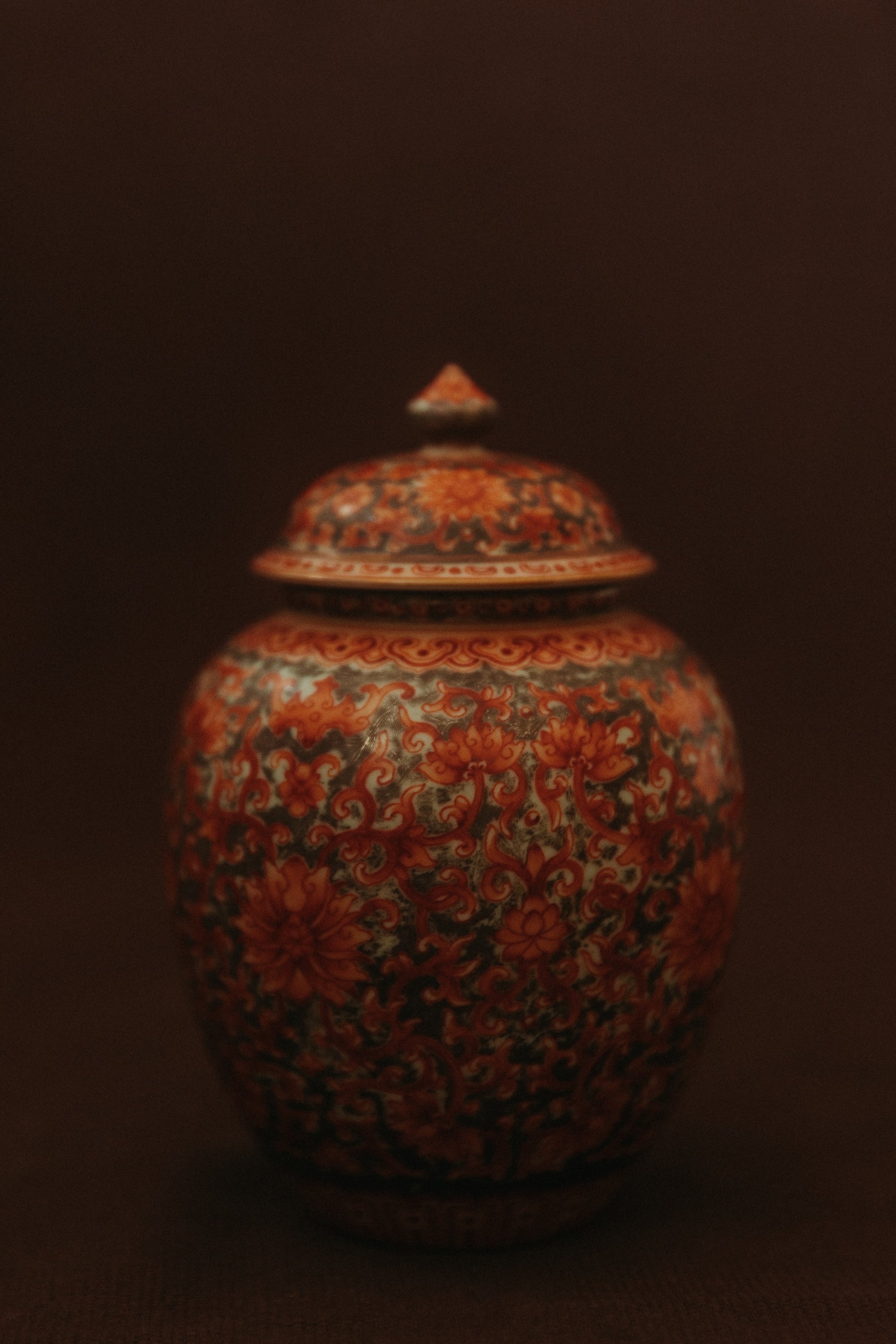 Vase couvert en porcelaine chinoise à décor de pivoines, 1930