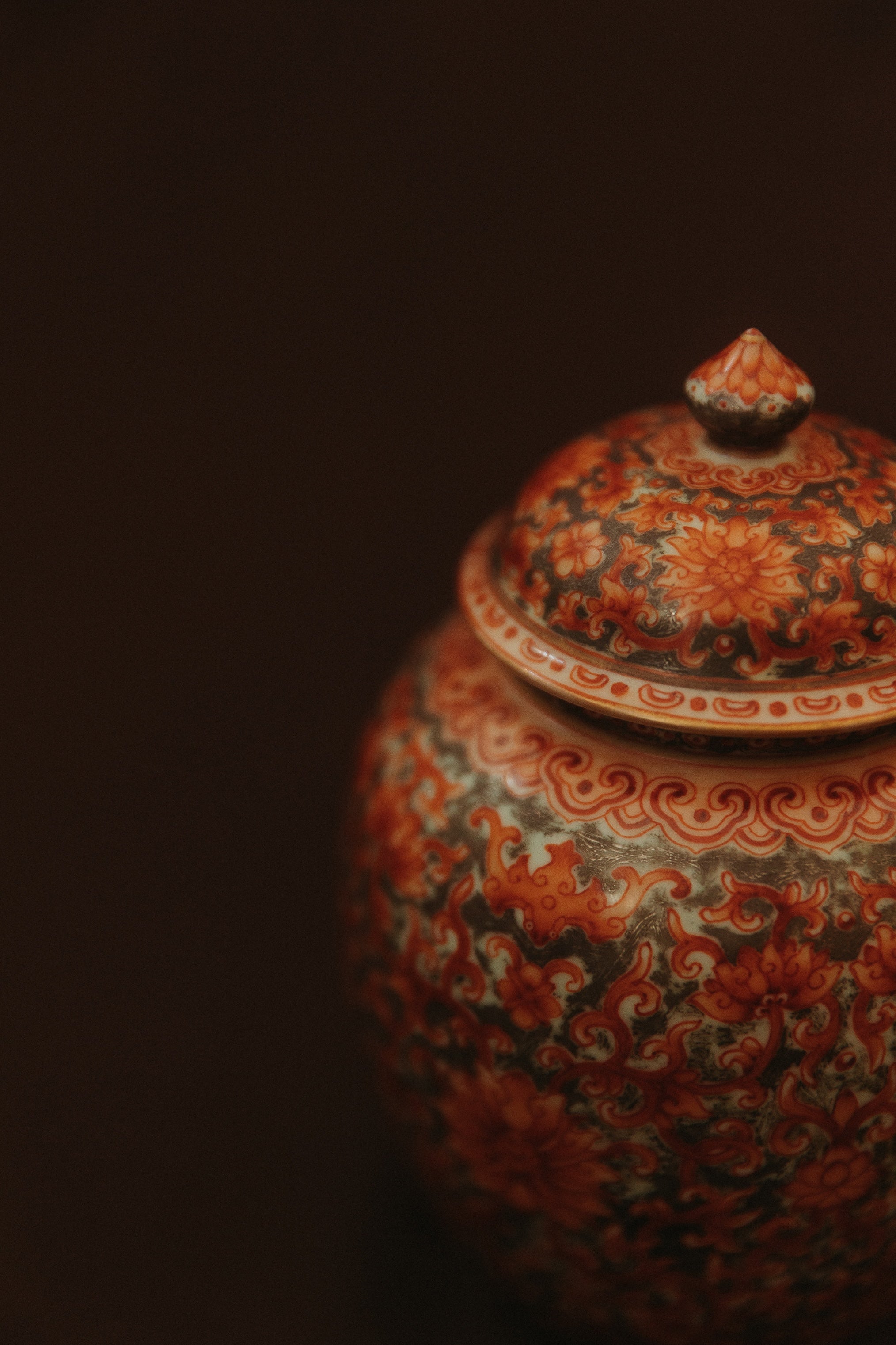 Vase couvert en porcelaine chinoise à décor de pivoines, 1930