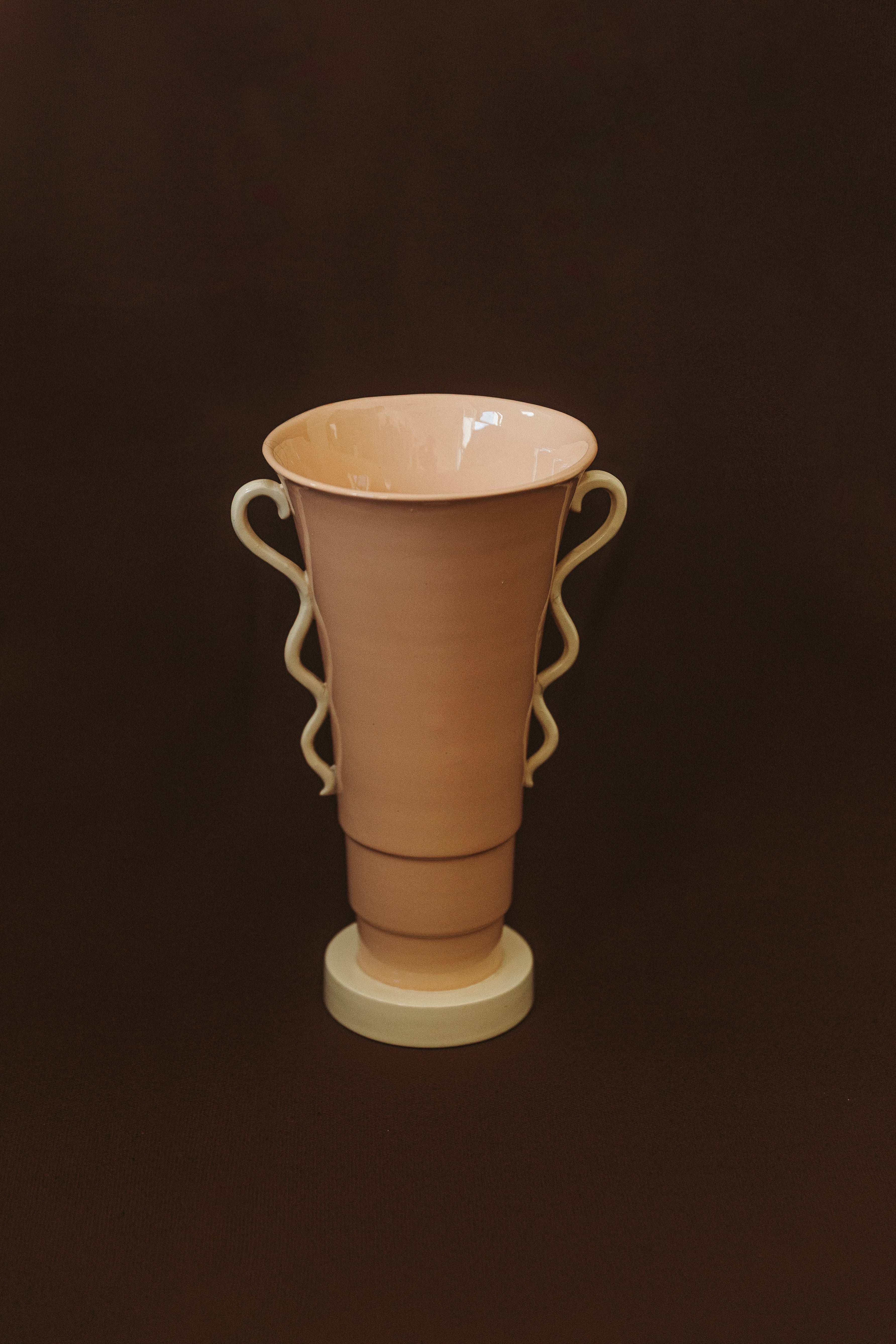 Vase évasé en faïence rose, XXe siècle