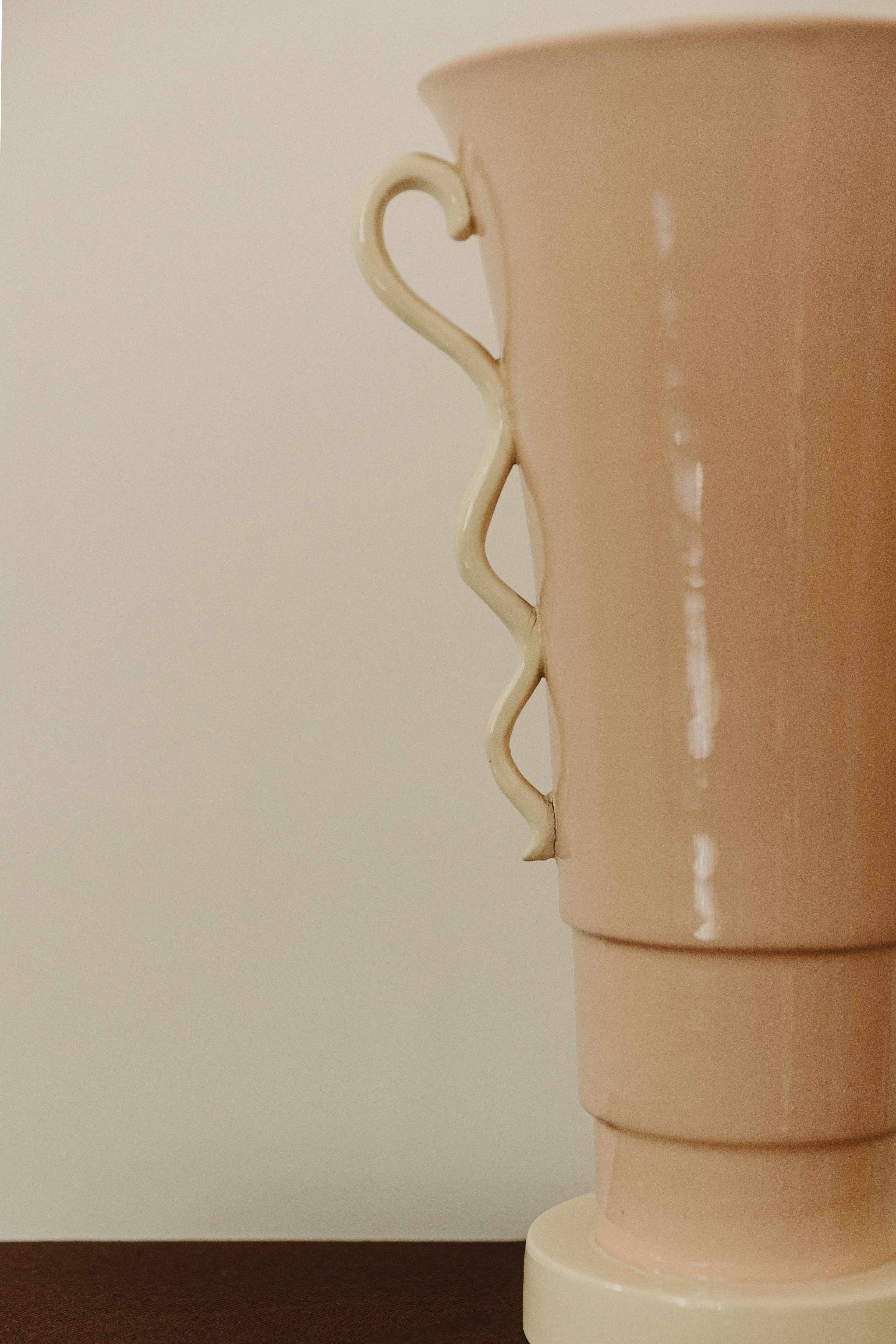 Vase évasé en faïence rose, XXe siècle