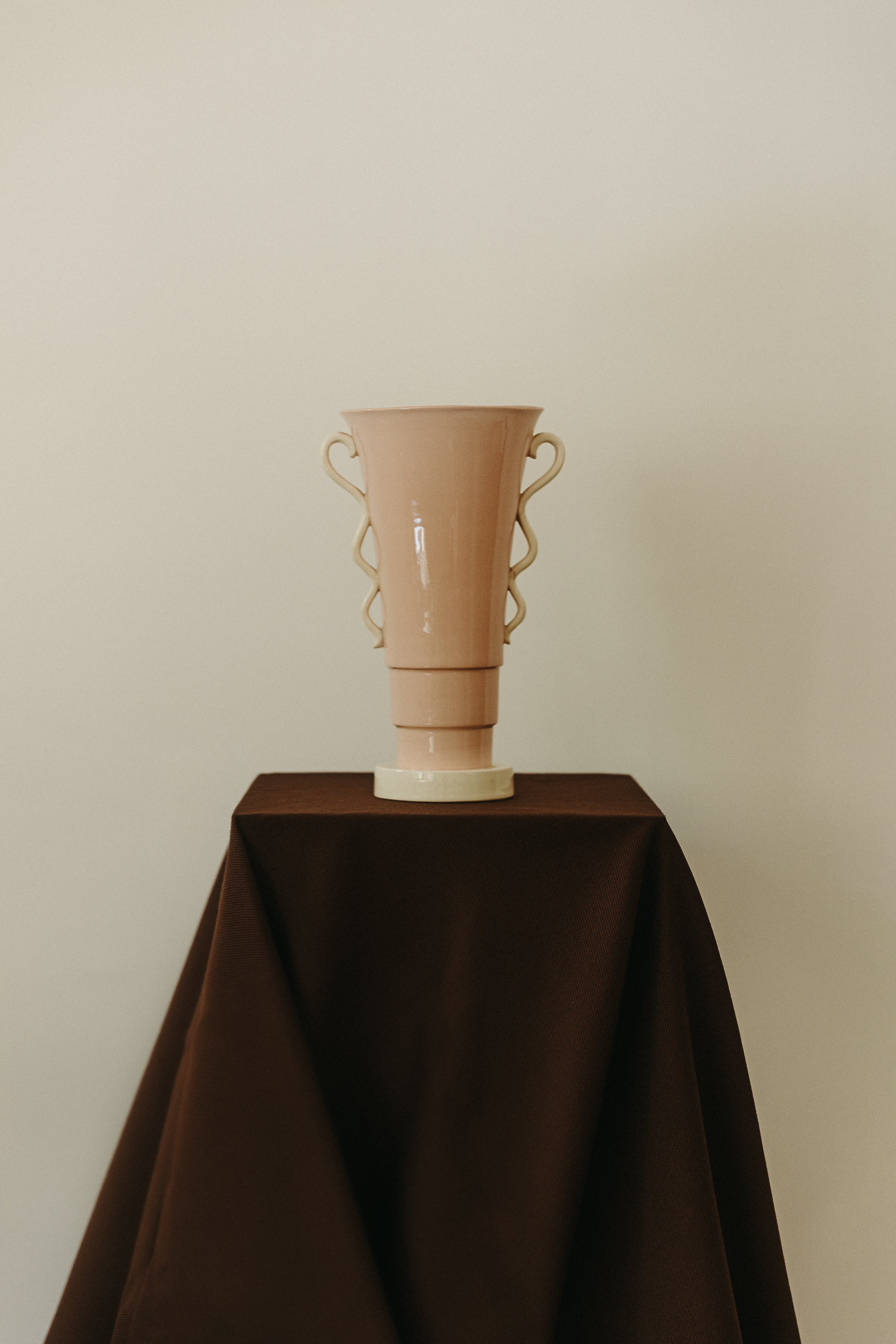 Vase évasé en faïence rose, XXe siècle