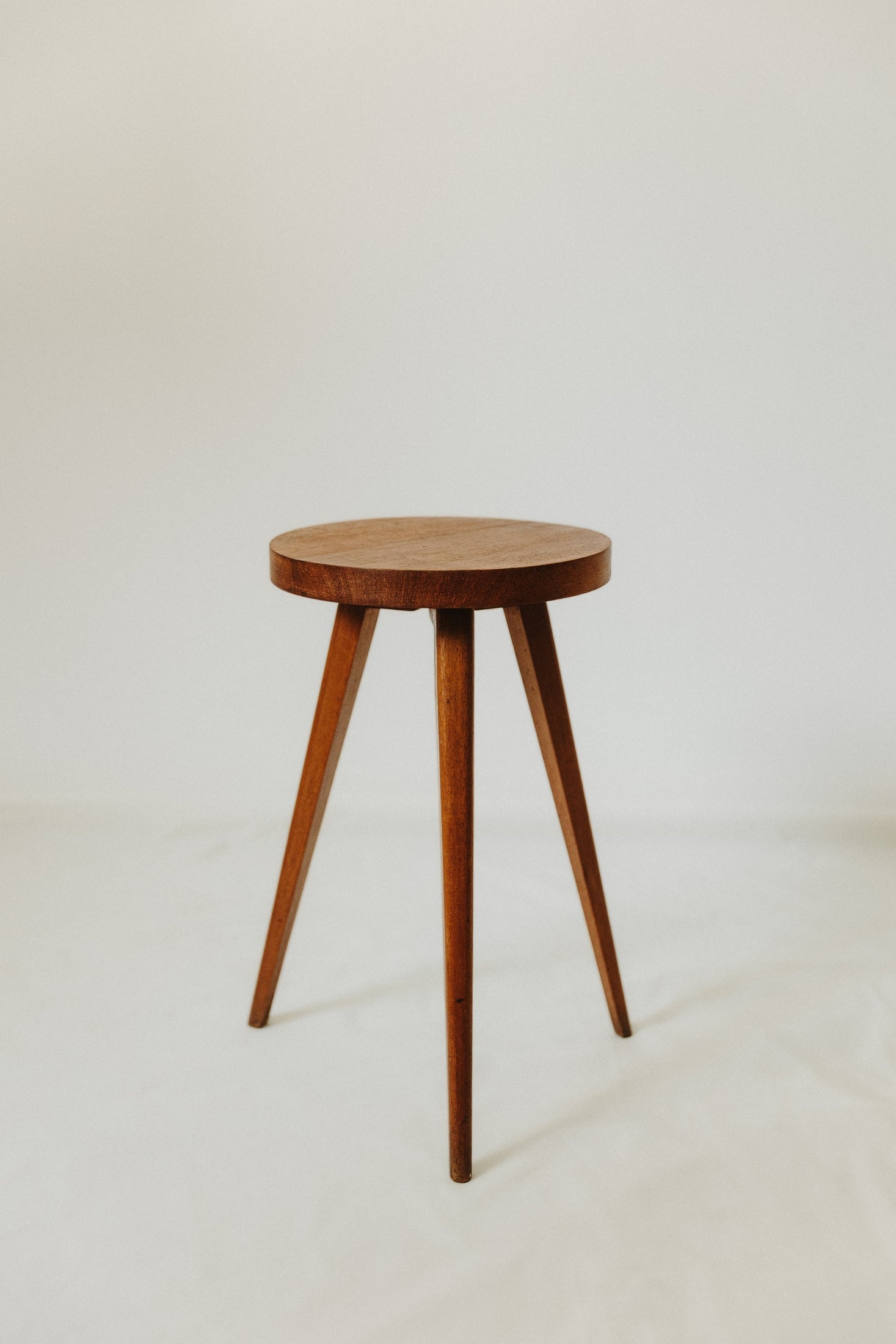 Tabouret tripode bois teinte vintage année 1950 - House of Barcia
