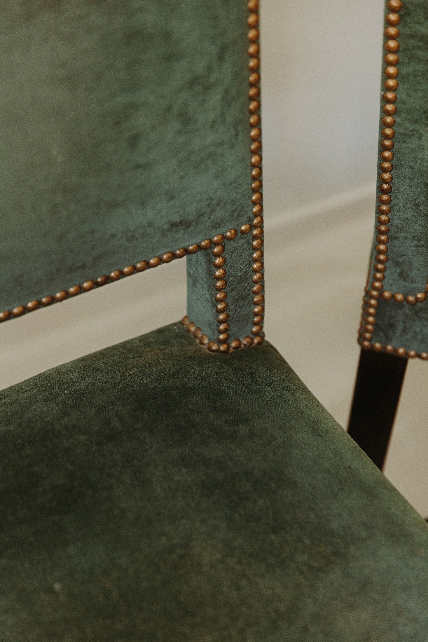 Paire de chaises velours et noyer torsadé, XXe siècle