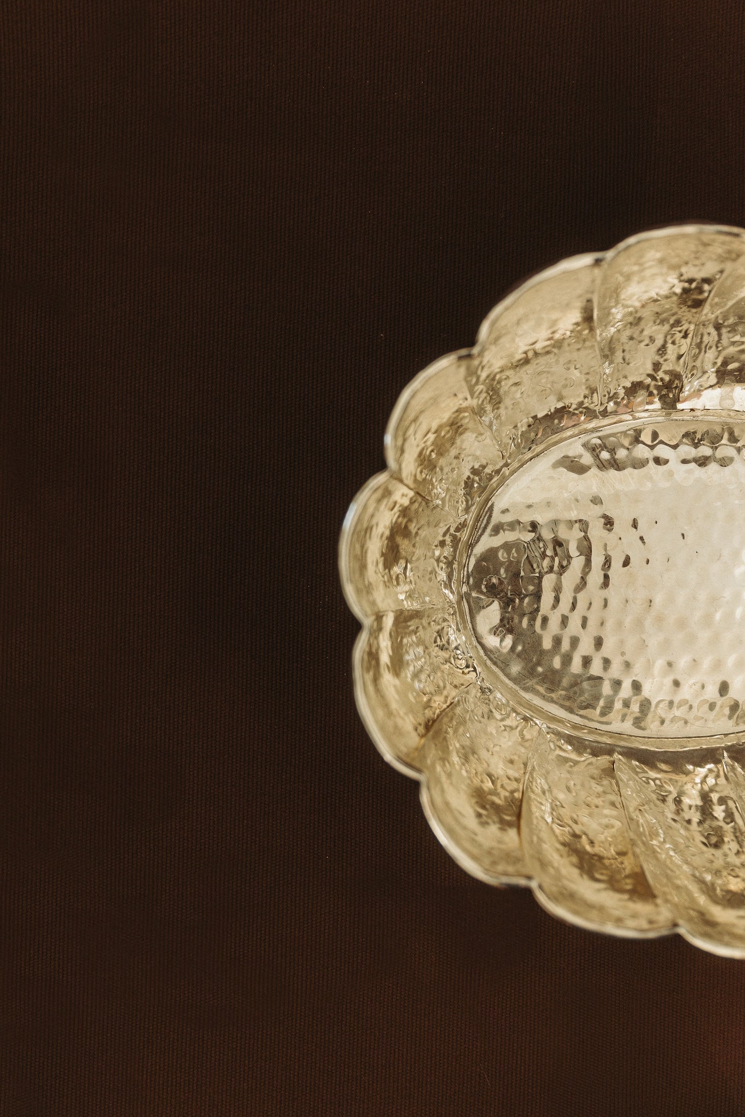 Grand plat ovale argent martelé, 1950